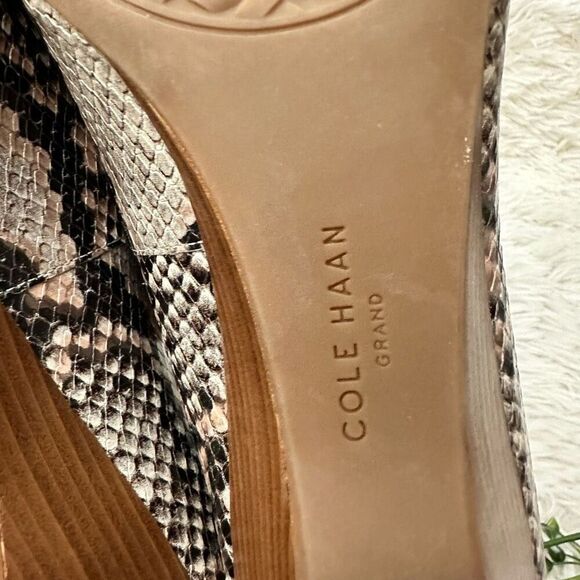 COLE HAAN Python Pattern Leather Low Heel Wedge Peep Toe Pumps Cushioned sz 8B - Picture 9 of 10